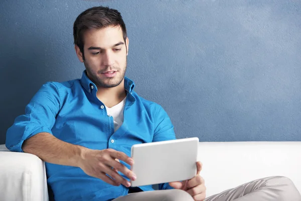 Dijital tablet kullanan adam