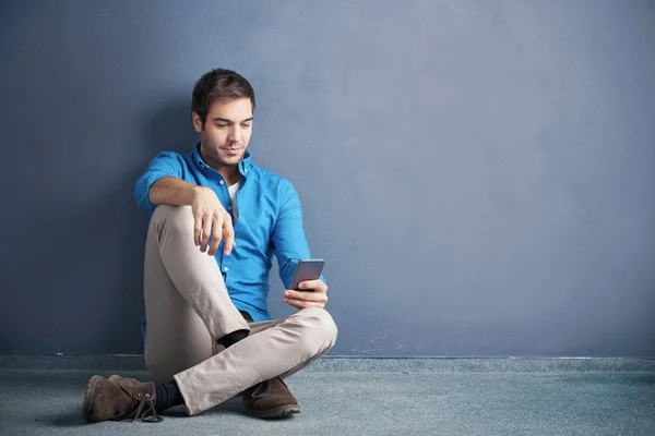 Stilig man använder sin mobiltelefon — Stockfoto