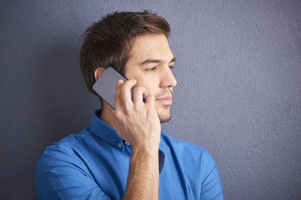 yakışıklı bir genç adam konuşuyor