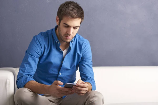 Schöner Mann mit seinem Handy — Stockfoto