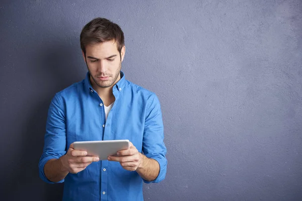 genç adam elini dijital tablet tutarak