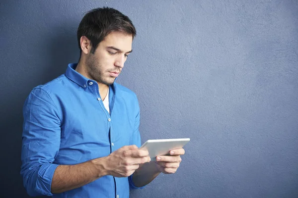 Casual adam dijital tablet kullanma 