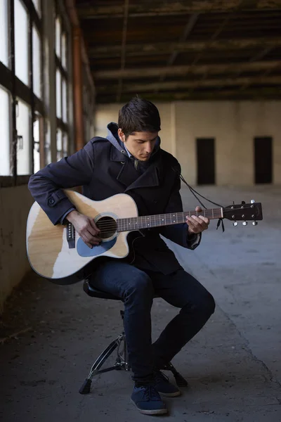 Homem tocando guitarra acústica — Fotografia de Stock