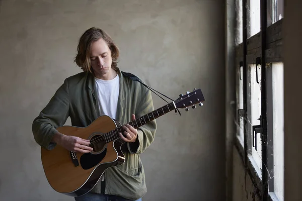 Man zijn gitaar spelen. — Stockfoto