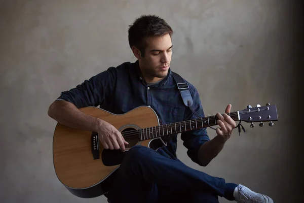 Man håller sin gitarr — Stockfoto