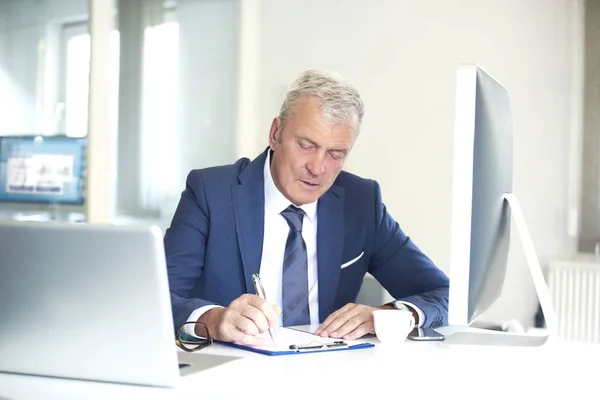 Zakenman doen sommige papierwerk — Stockfoto