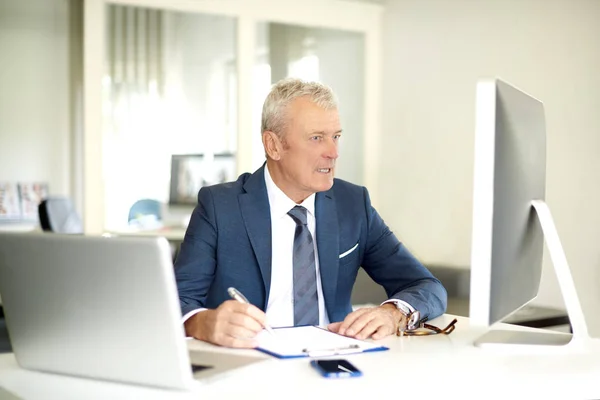 Hombre de negocios haciendo algo de papeleo — Foto de Stock