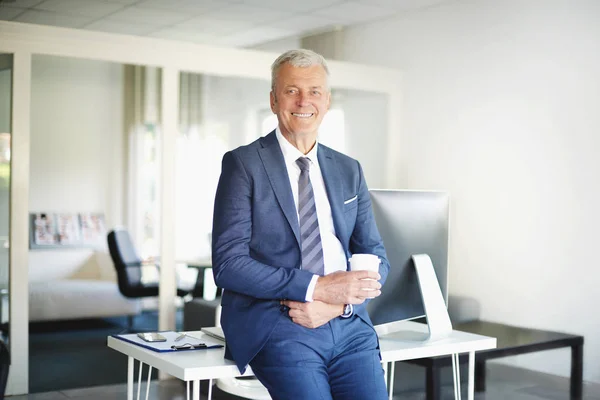 Selbstbewusster Senior-Geschäftsmann im Büro — Stockfoto