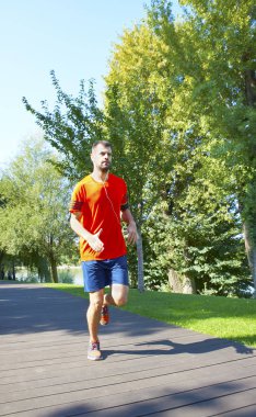 Genç adam koşuyor. 