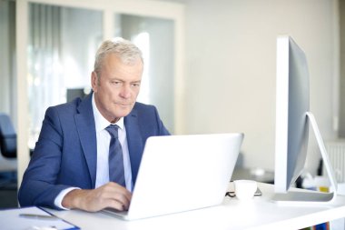  onun dizüstü bilgisayarda çalışan profesyonel adam 