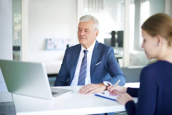 Biznesmen finansowy siedząc laptopa — Zdjęcie stockowe