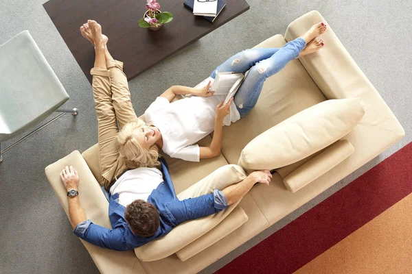 Lässiger Mann entspannt sich auf der Couch — Stockfoto