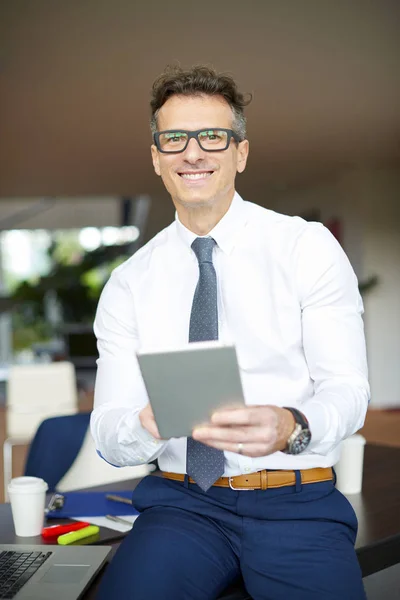 Affärsman med sin Pc tablet — Stockfoto