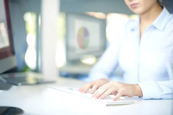 Zakenvrouw typen op toetsenbord — Stockfoto