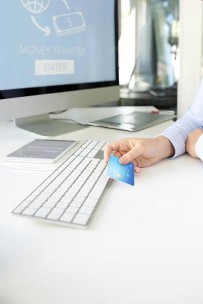 Empresária segurando cartão bancário — Fotografia de Stock