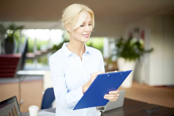 Verkoop vrouw met een Klembord — Stockfoto