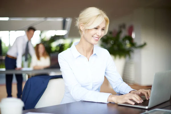 Professionell kvinna som arbetar på laptop — Stockfoto