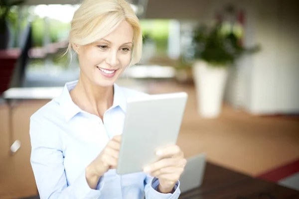 Zakenvrouw die digitale tablet gebruikt — Stockfoto