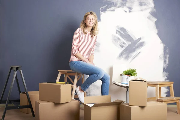 Mujer rodeada de cajas de cartón — Foto de Stock