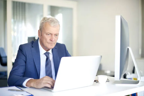 Professionele man aan het werk op zijn laptop — Stockfoto