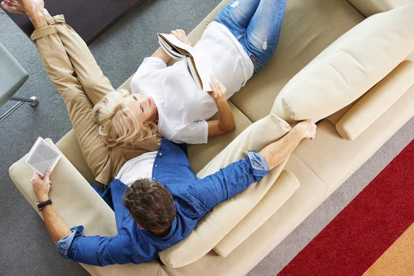 Coppia felice che si rilassa sul divano accogliente — Foto Stock