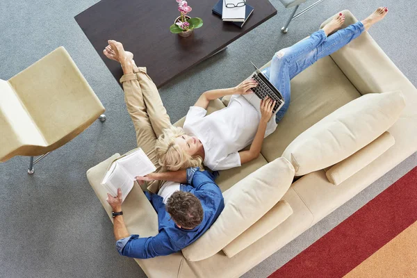 Пара розслабляється на затишному дивані — стокове фото