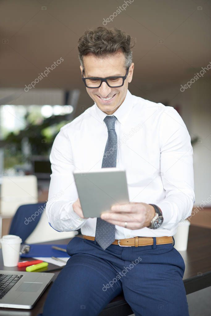 businessman using his pc tablet