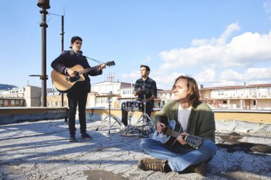 genç müzisyenler müzik çalma 