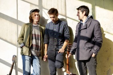 müzisyenler tarafından duvarın ayakta.