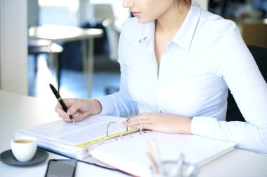  Genç işkadını işaretler sözleşme.