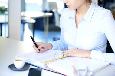 iş kadını sözleşme imzalama. 