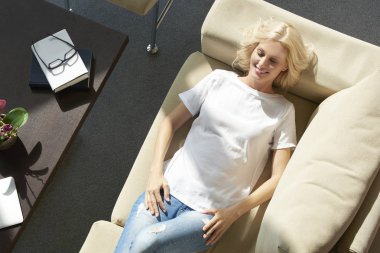  güzel sarışın kadın rahatlatıcı