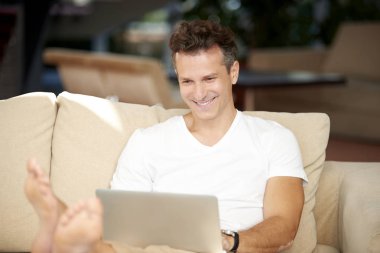  dizüstü bilgisayar kullanan casual adam 