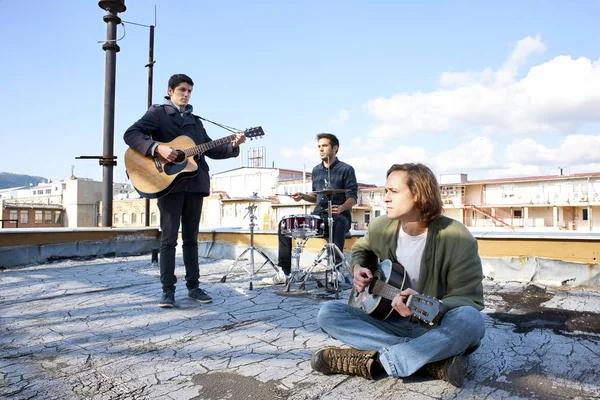 Músicos jóvenes tocando —  Fotos de Stock