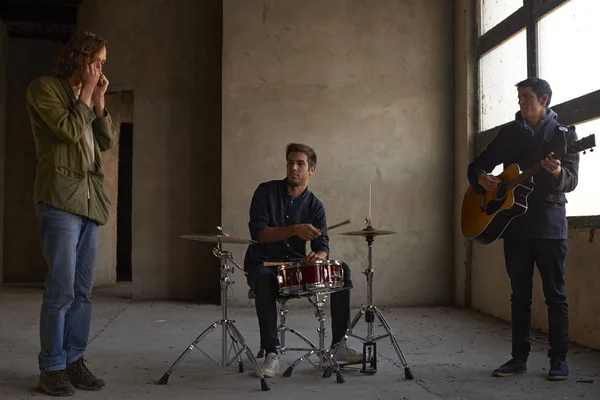 Músico tocando en la batería — Foto de Stock