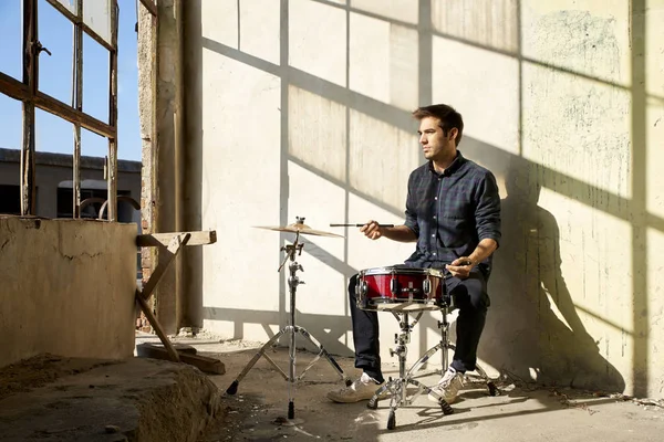 Músico tocando bateria — Fotografia de Stock