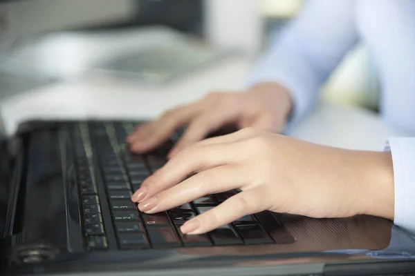 Γυναίκα πληκτρολογώντας στο πληκτρολόγιο του φορητού υπολογιστή. — Φωτογραφία Αρχείου