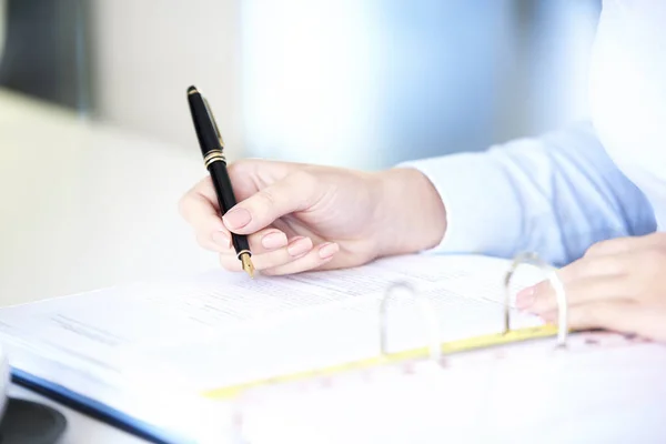 Zakenvrouw ondertekening van het contract. — Stockfoto