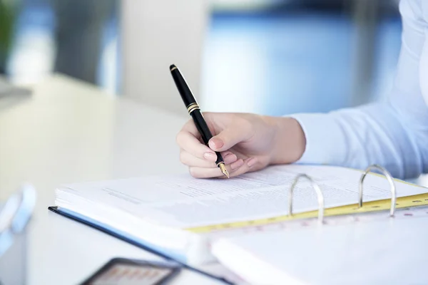 Businesswoman signing  the contract. — Stock Photo, Image