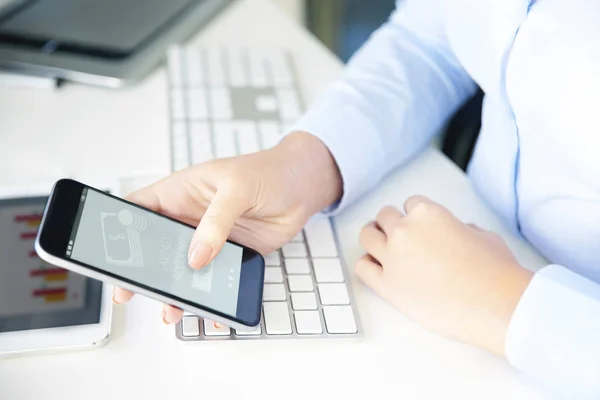 Businesswoman using cellphone — Stock Photo, Image