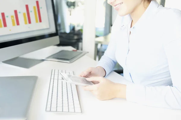 Businesswoman using cellphone — Stock Photo, Image