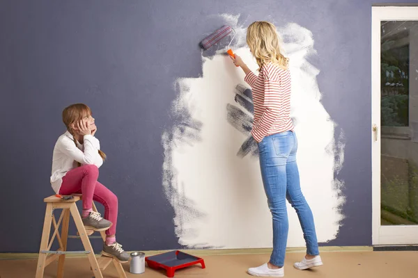 Frau und ihre süße Tochter malen — Stockfoto