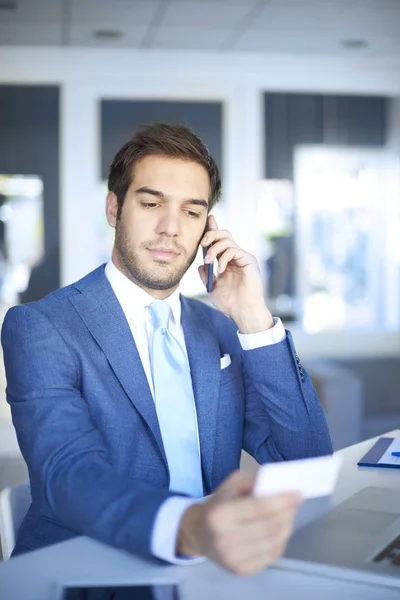 Empresario haciendo llamada — Foto de Stock