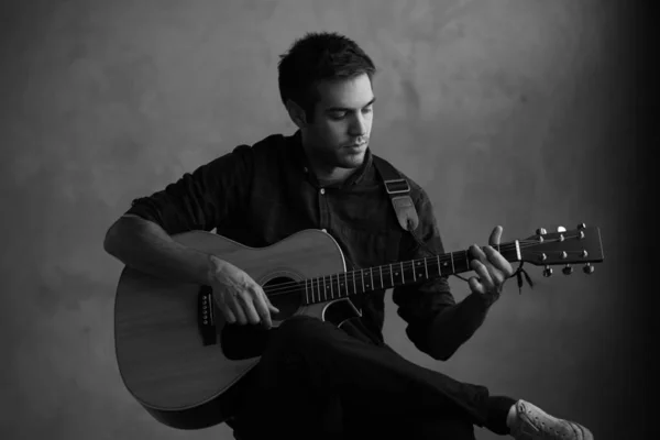 Jovem segurando sua guitarra — Fotografia de Stock