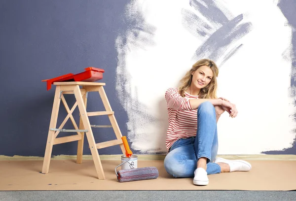 Frau sitzt in ihrem Wohnzimmer — Stockfoto