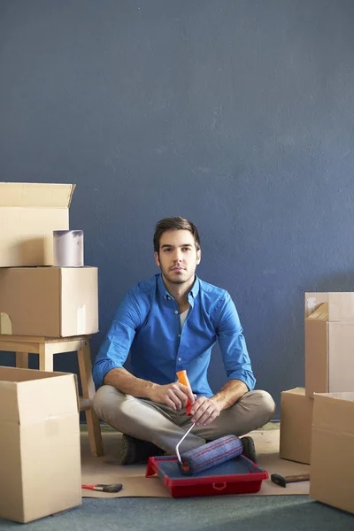 Uomo che inizia la vita iat la sua nuova casa — Foto Stock