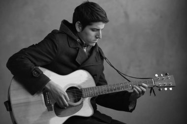 genç adam onun akustik gitar çalmak. 