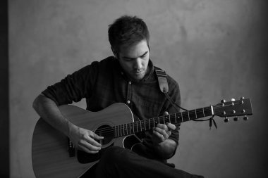 genç adam onun akustik gitar çalmak. 