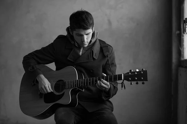 Genç adam onun akustik gitar çalmak. — Stok fotoğraf