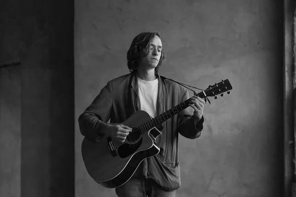 Jovem músico tocando — Fotografia de Stock